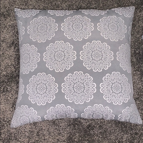 Set of throw pillows 💕 - Picture 2 of 4